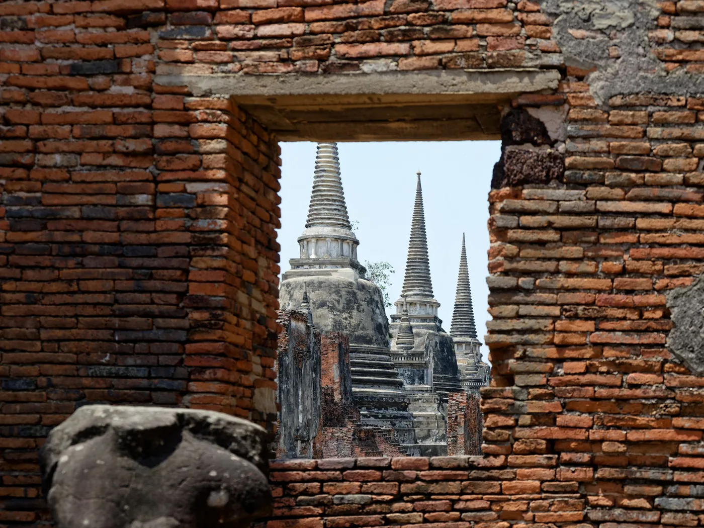 File di chedi in mattoni a forma di campana ad Ayutthaya