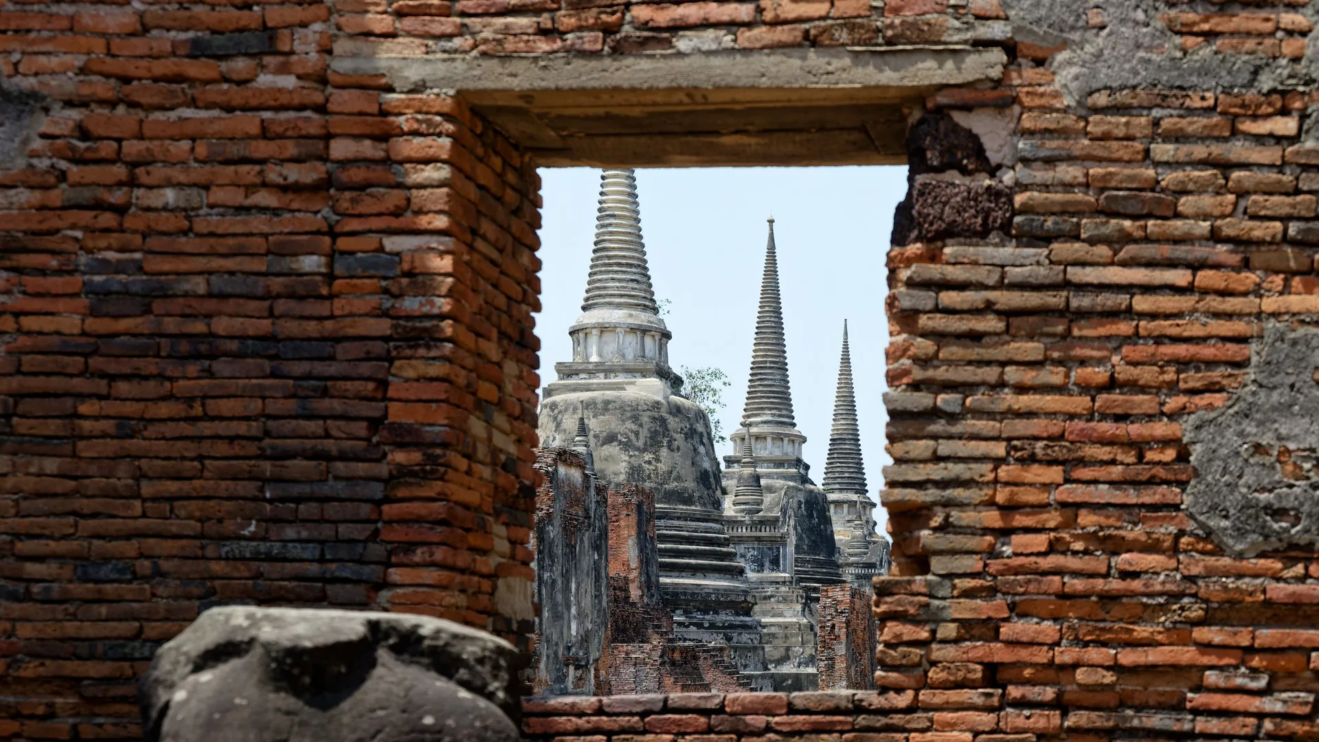 I mattoni in rovina dei chedi e dei templi del Parco Storico di Ayutthaya in Thailandia