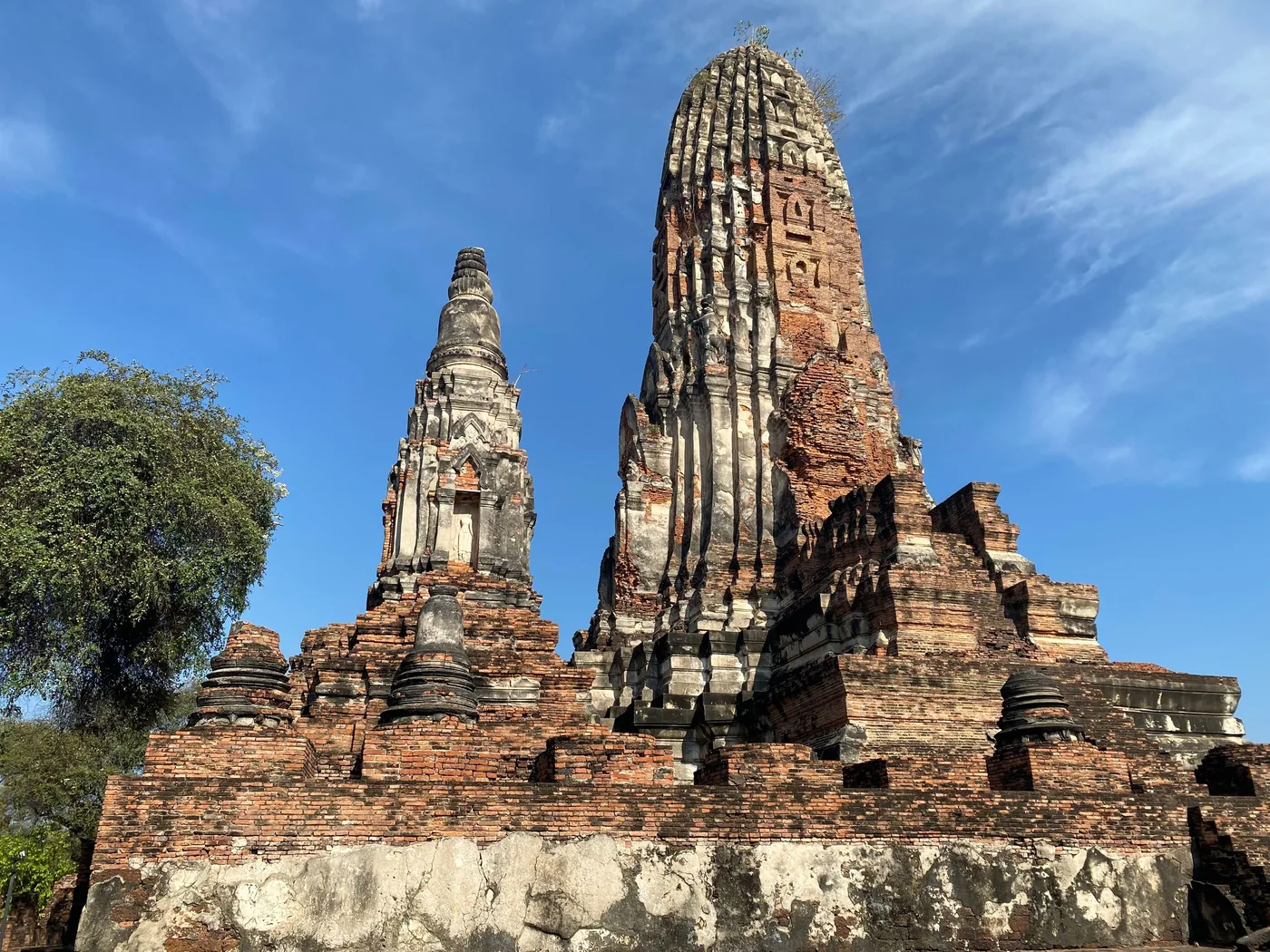 Un’alta torre-prang in stile khmer ad Ayutthaya
